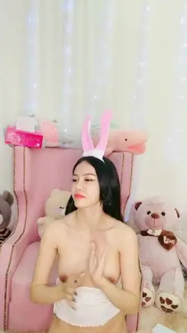 兔女郎装扮刚播不久爆乳美女,翘起屁股让闺蜜拉扯跳蛋,露出奶子搔首弄姿,振动棒猛插骚穴,假屌椅子上骑坐