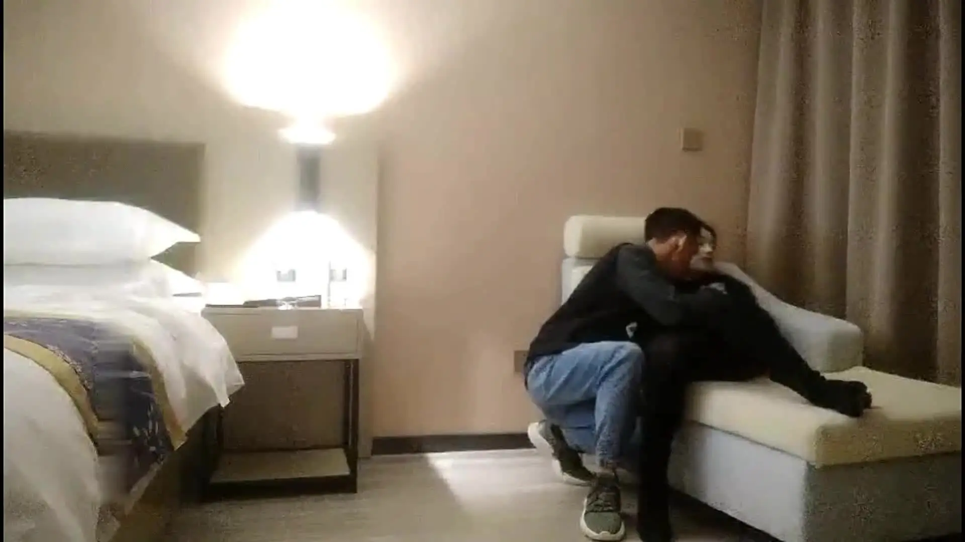 约了个颜值不错长腿妹子,洗完澡舔奶扣逼口交猛操非常诱人,嘴里喊着逼逼好痒,我要精子射我里边。 new