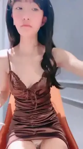 近期下海甜美小姐姐!性感吊带睡衣!细腰美臀大长腿,逼毛杂乱骚穴,掰掰穴假屌骑坐自慰 new