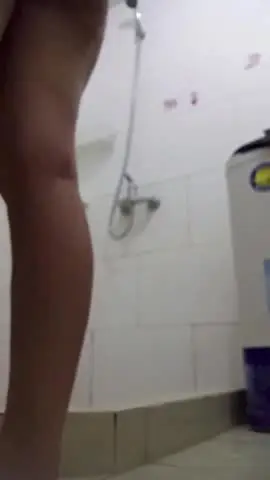 广告写真工作室超多年轻漂亮小姐姐试镜 猥琐摄影师在房间和浴室偸安针孔记录她们换衣和洗澡~37V~(new) 10