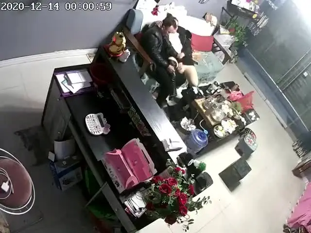 《破解家庭摄像头》监控偷拍鲜花店老板娘在大厅给情夫吹箫闺蜜突然出现把她支开继续口爆 new