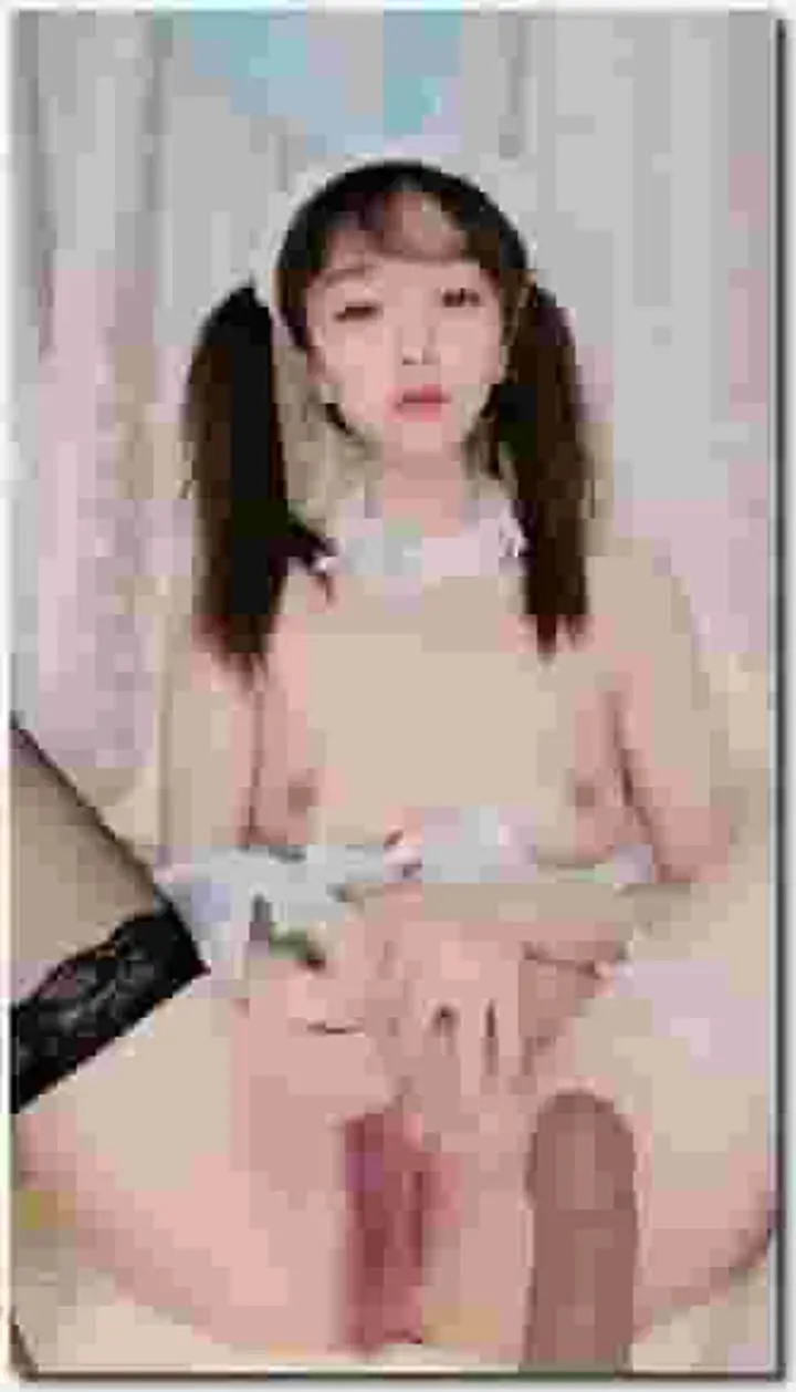 兔耳朵装扮00后双马尾萌妹,黑白丝袜玻璃棒插无毛骚穴,抬起双腿特写视角,搞得小穴很湿,爽了浪叫非常淫荡