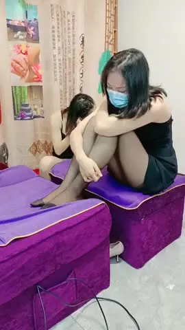 足疗店勾搭女技师玩双飞,黑丝情趣诱惑两骚逼给舔鸡巴和乳头,打桩机式爆草抽插还有人给推屁股揉蛋蛋刺激 new