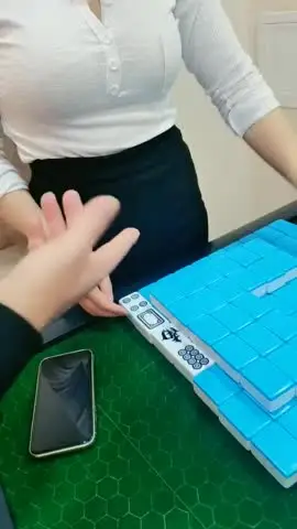 勾搭性感的麻将馆老板娘,丝袜高跟诱惑暴力扒光口交大鸡巴,直接按在床上抽插,水好多叫的好骚直接内射她 new