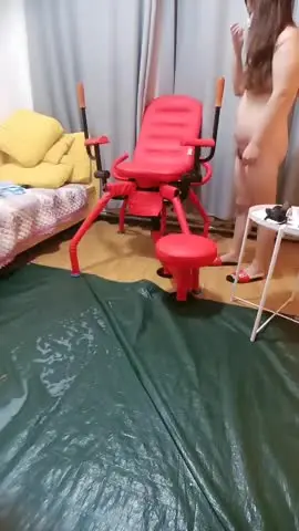 八爪椅上的骚货让大哥调教,淫声荡语扩阴器撑开骚穴玩弄,肛塞拉珠玩弄菊花,灌肠喷水爆草抽插浪叫爆菊花