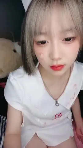清纯系天花板极品小萝莉,全套护士情趣装没穿内裤,张开双腿自摸粉穴,揉捏贫乳小奶子,非常粉嫩很是诱惑