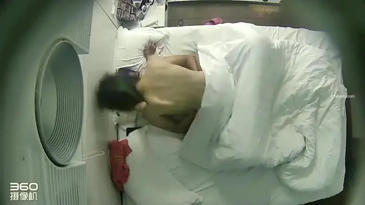 主題酒店大白床房拍攝到的一對熱戀小情侶開房愛愛 上位騎乘側插爽的欲仙欲死 露臉高清 new