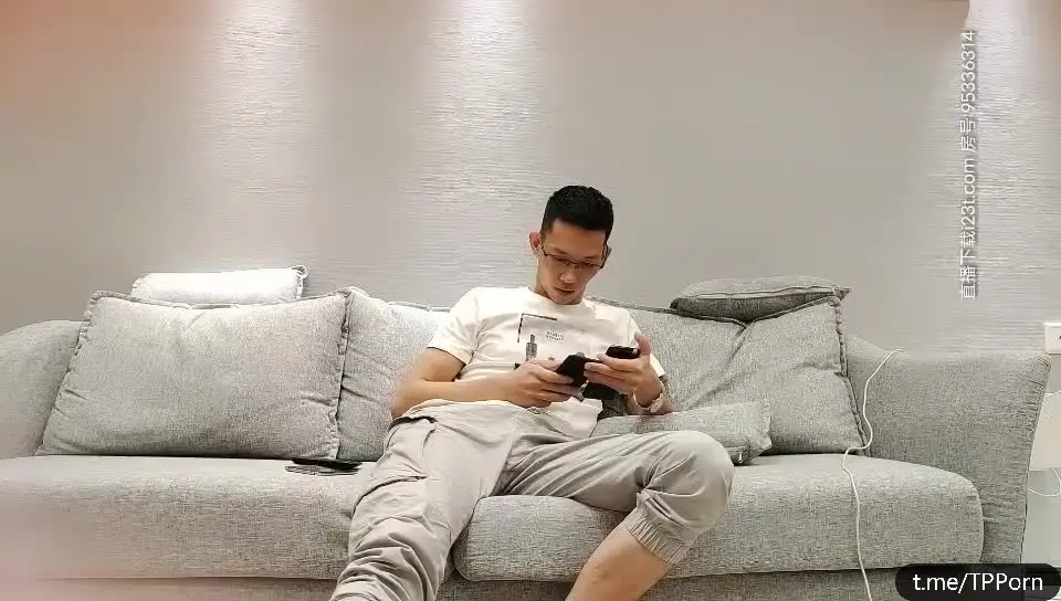 暴操我那喜欢恶作剧女朋友的美妙阴户