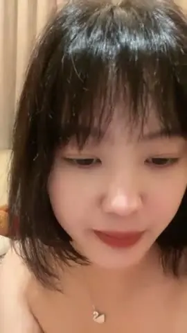 初恋的感觉刚播01年超级清纯嫩妹，笑起来很甜美，翘着双腿扣肥穴，没几下就淫水直流，爽的眼泪多流出来了 new