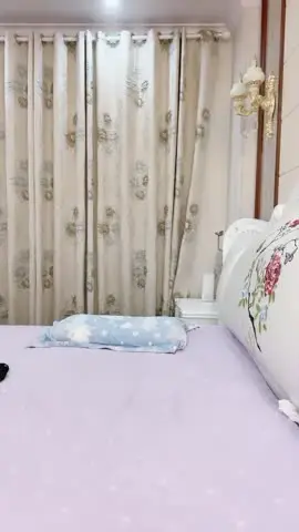 超甜美良家少妇型!性感睡衣喜欢玩诱惑!吊带黑丝美腿,翘起猛扣骚逼,太骚了看的观众流鼻血