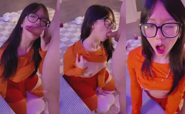 Aryminh 穿着 Velma Cosplay 服装接受面部护理