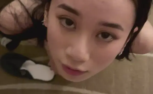 Kiri Amari 顺从地等待精液射在脸上   Kiri Amari Obediently Waits For Cum On Her Face