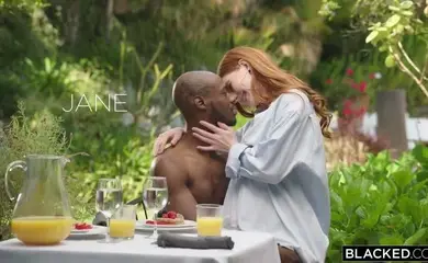 身材火辣身上穿着诱惑的泳衣，被黑人的巨大肉棒疯狂中出激烈做爱（欧美）