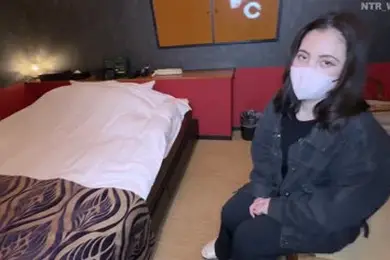 美丽的已婚妇女,喷出大量 2 米高的水。