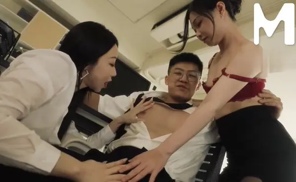 麻豆传媒映画 - 站在讲台的严厉女教师,现在跪趴在课桌椅上小穴好湿_modelmedia