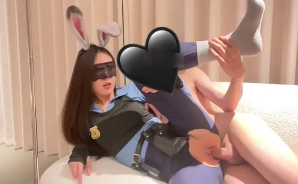 【尼克狐尼克,你被捕了!】这身材cos兔子警官太完美了,而且还特别的骚!主动要鸡巴抽自己,原来是个小M,无套快射的时候拔出来射了满衣服精液!