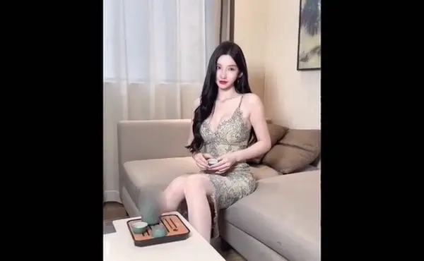 【趁大哥不在家勾引极品巨乳学姐，以拍照的名义趁机插入无套爆操！】喂！你怎么内射我啊，你学长知道了怎么办！