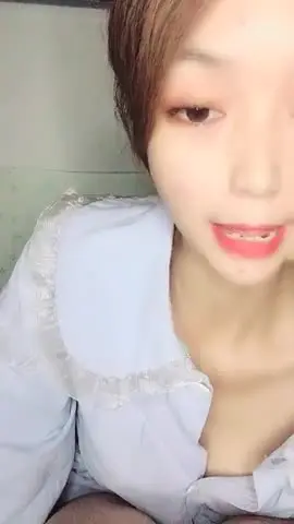 10 23清纯美少女,宿舍自慰,手指掰穴角度很多,撅起屁股双洞可见,像是开发过了一样