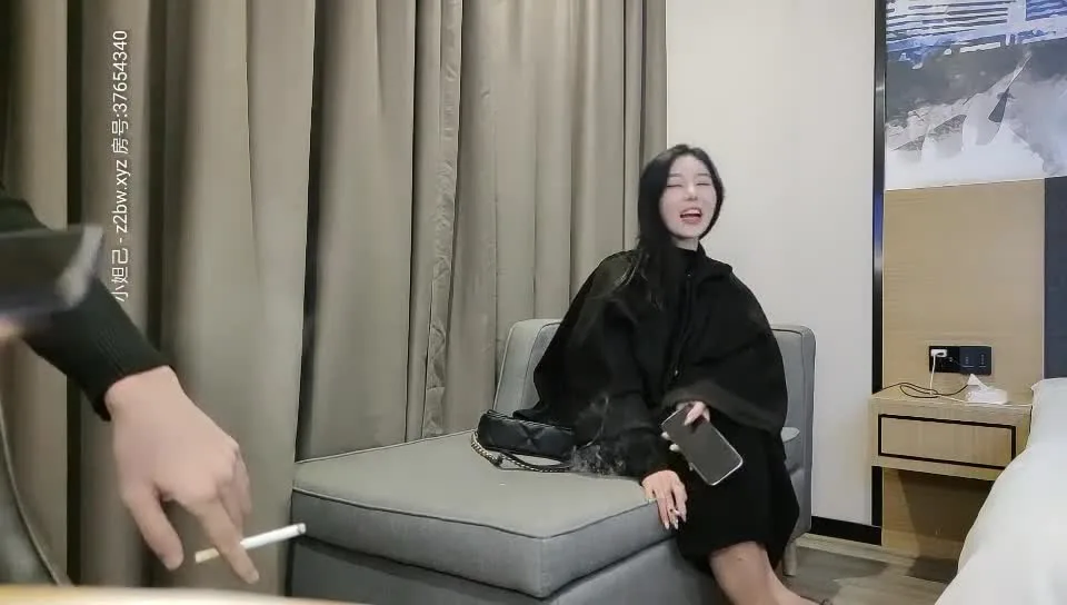 暴操饥渴型女孩晴晴拉扯黑丝泳衣抽插高潮两次 new