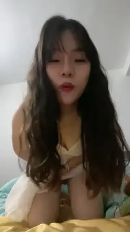 高颜值新人小姐姐!首次收费房!脱光光自摸多毛骚穴,玩多了逼有点黑,笑起来甜美颜值在线