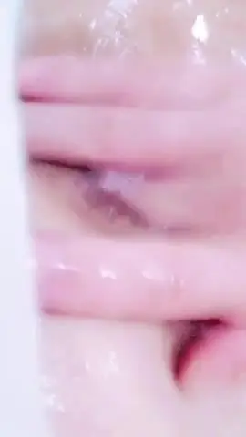 【自慰】气质美女笑起来非常甜美超近距离自慰,掏出白皙粉嫩美乳,M腿特写手指扣穴,手法灵活一看就知道经常操作