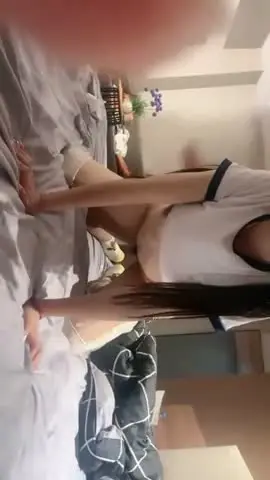 双马尾嫩嫩小萝莉!激情操逼!摄影小哥旁边看的受不了,扶着JB一下挺入,各种姿势轮番输出