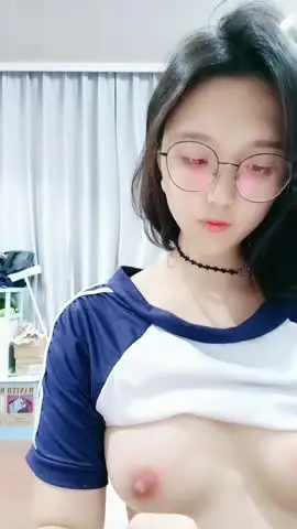粉色奶头眼镜美少女！外表甜美性格超好！张开双腿掰穴，振动棒磨蹭，爽的嗯嗯叫呻吟好听 new