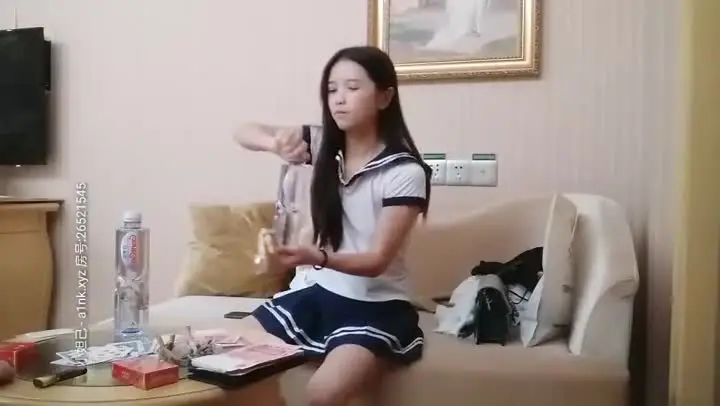 清纯系甜美兼职学生妹制服短裙激情爆草,舔弄深喉大屌口技一流,扶着细腰后入深插,屌太大操的妹子直叫,表情很痛苦