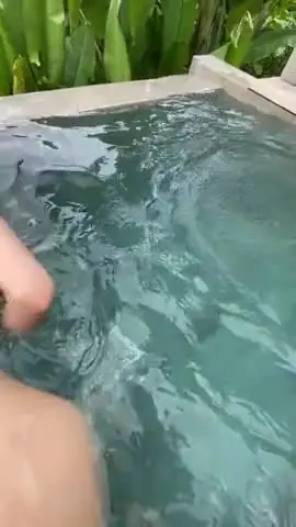 【成人抖音 】约了个小美眉到户外泳池,曼妙的身材,肉肉的屁股,在水里做爱 冲击特别爽!