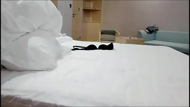 KU跟女同事出差酒店激情放纵，沙发上扒光吃奶玩逼，给狼友掰开看骚穴，口交大鸡巴床上放肆抽插浪叫呻吟不止