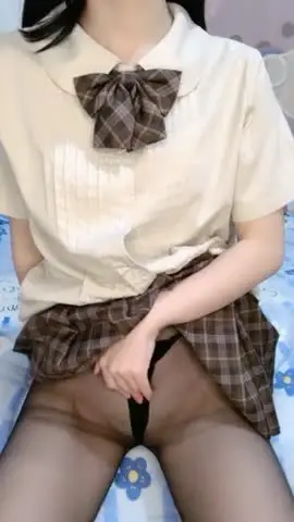 颜值区优质清纯系嫩妹玩大转盘,撩起短裙黑丝肥臀,没穿内裤超嫩小穴,小尺度诱惑,抬起双腿若隐若现,极度诱惑