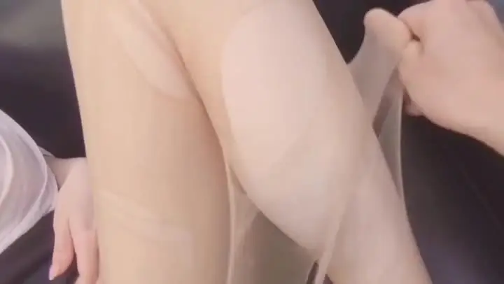 【日本萝莉】撸点满满,【最美的大奶子女神 甜美可人儿】扒开她的短裙扯破丝袜,狂舔她肥美的翘臀,狂干她粉嫩的美穴,咩咩叫的叫床很动听