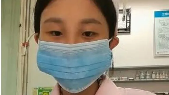 小骚货珠海丽康医院小护士上班卫生间脱衣自摸