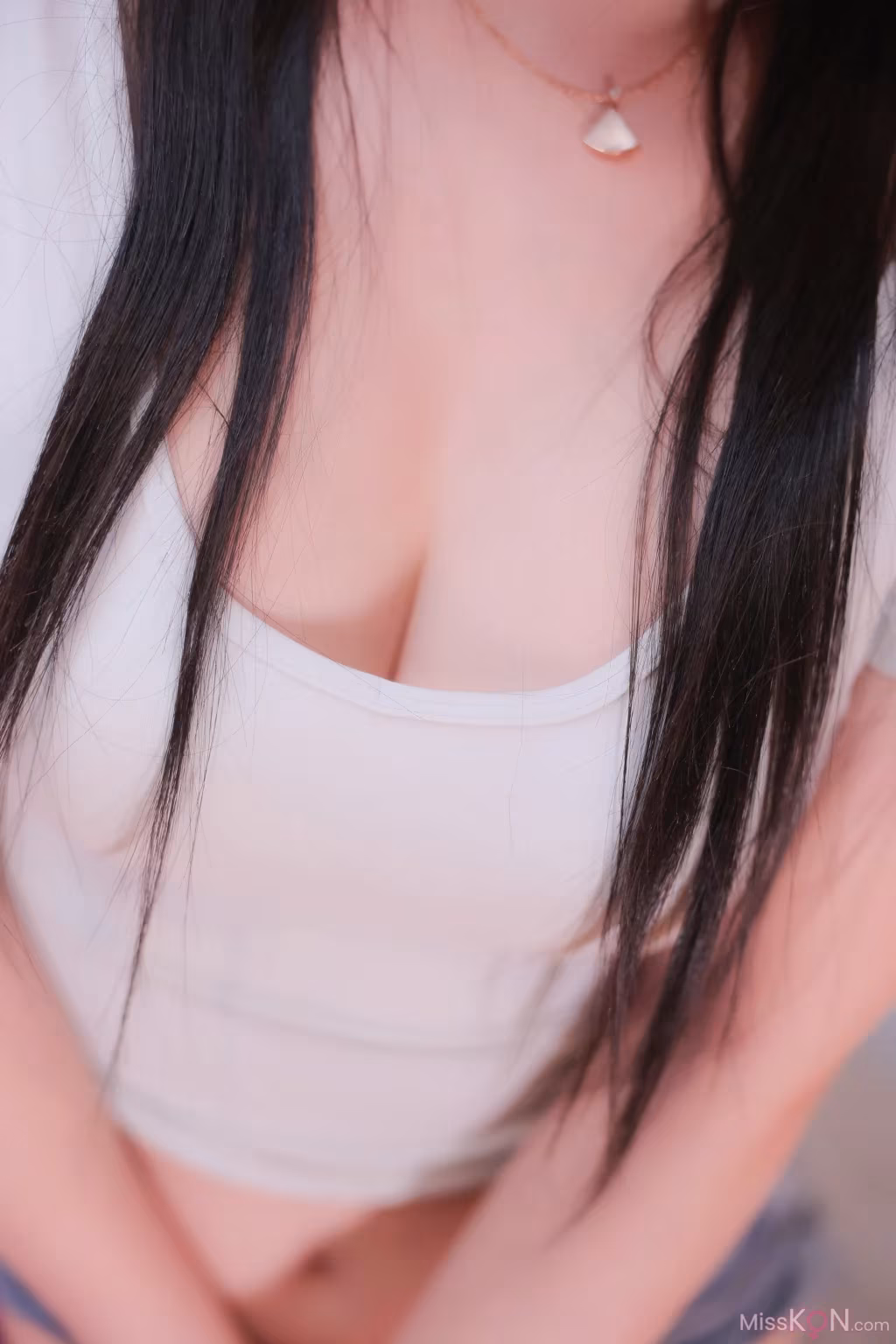 [内购无水印] 林杉杉: R18 秀人网模特 牛仔丁字短裤拍摄花絮 11