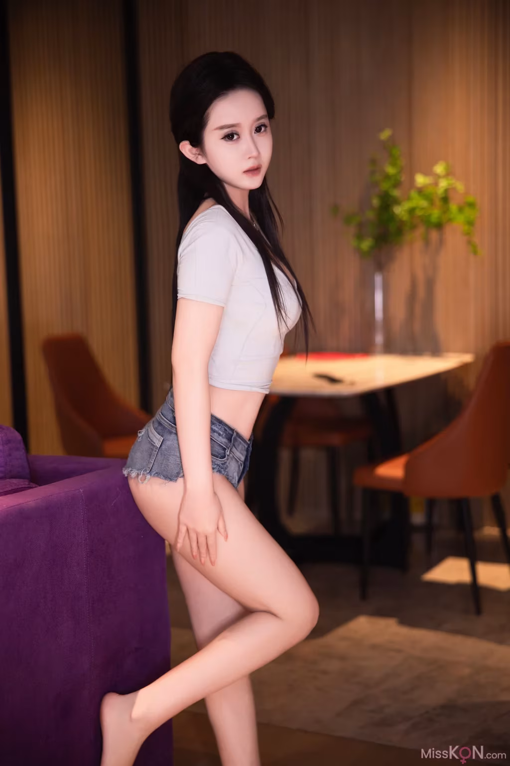 [内购无水印] 林杉杉: R18 秀人网模特 牛仔丁字短裤拍摄花絮 12