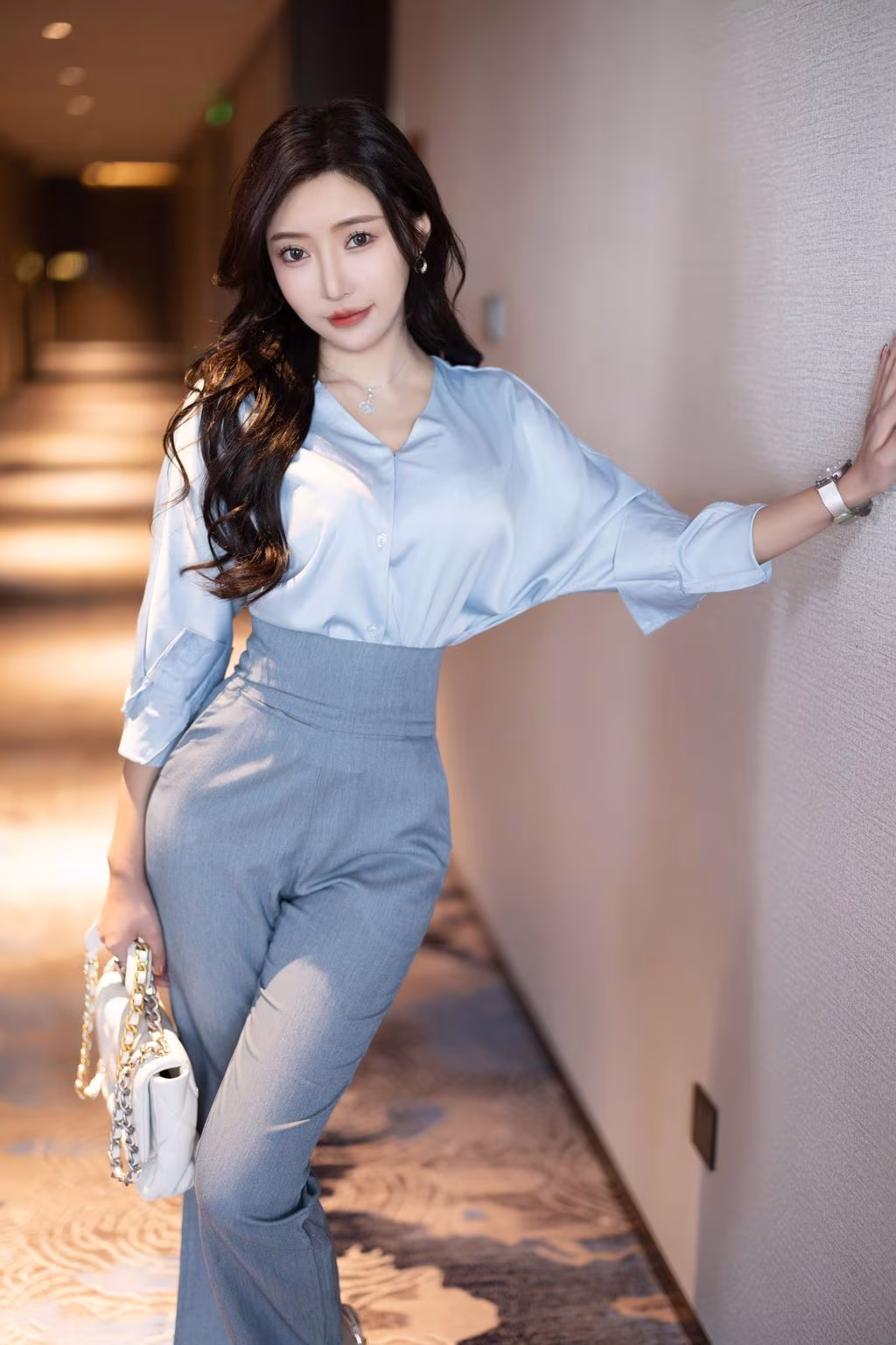 [内购无水印] 王馨瑶Yanni: 灰蓝色西裤配丝绸上衣
