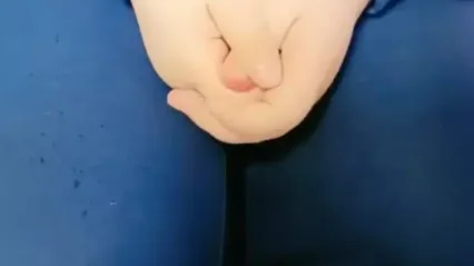 刚从学校拉了三个超级粉嫩学生妹，为了还贷出来卖初夜有露脸_身材非常正点一个接一个轮流着干2V2 封面