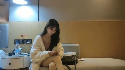 极品探花 小哥哥上场约啪高颜值性感妹子，沙发上调情后马上暴力抽插开操 妹子被草到呻吟不止 封面