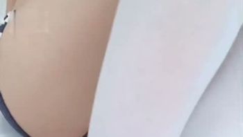 福利姬-里有 最干净的白虎粉逼 粉嫩乳头和小穴 封面