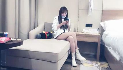 爽爆 后入大长腿短裙妹子，撩起裙子摸屁股坐在身上，开档黑丝翘起掰穴后入猛操最后口爆 封面