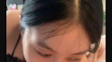 北京金融白领 韩雨婷 帮领导奶油鸡巴深喉口交舔干净 床上张开双腿被大鸡巴抽插骚逼操到眼神迷离 视频泄密流出 封面