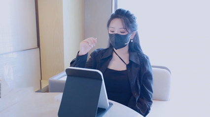 房产女销售「樱空桃桃」的签单的技巧，性感桃桃勾引客户口穴骑乘签单，白虎小穴被精液灌满 封面