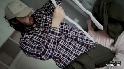 独居女模特家中没水找物业工作人员修结果来的是个变态男偸配了她家房门钥匙入室强行勒晕扒光玩弄啪啪 封面