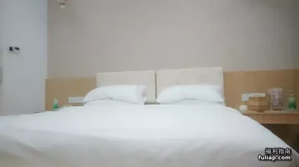 经典又纯又欲眼镜妹返场，迫不及待脱掉衣服插嘴，翘起屁股揉穴调情，侧入打桩抽插猛操 封面