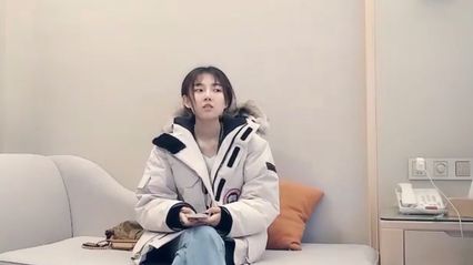极品探花 约啪靓丽美女模特萌妹，沙发上抠逼调情 帮我口交口硬 压在身下直接猛烈抽插 换着各种姿势爆操冲刺 封面