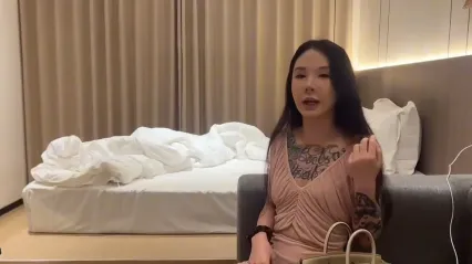 杏吧探花 约啪纹身极品美女，男主直挺鸡巴多种姿势深入抽插骚逼 半小时都没射，女主对着摄像头当化妆镜 男主差点翻车！ 封面