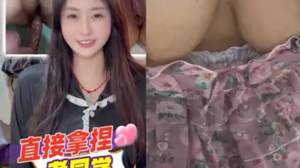 抖阴风 去老同学家借住个几天就直接拿捏住美女老同学，她渴望看着鸡巴的淫荡样就知道她很饥渴！ 封面