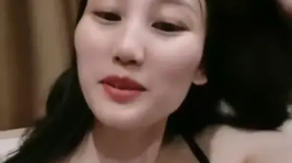 很有韵味笑起来甜美少妇约炮眼镜胖男，开档黑丝高跟鞋自摸掰穴，舔屌深喉上位骑乘自己动，搞完再假屌抽插自慰 封面