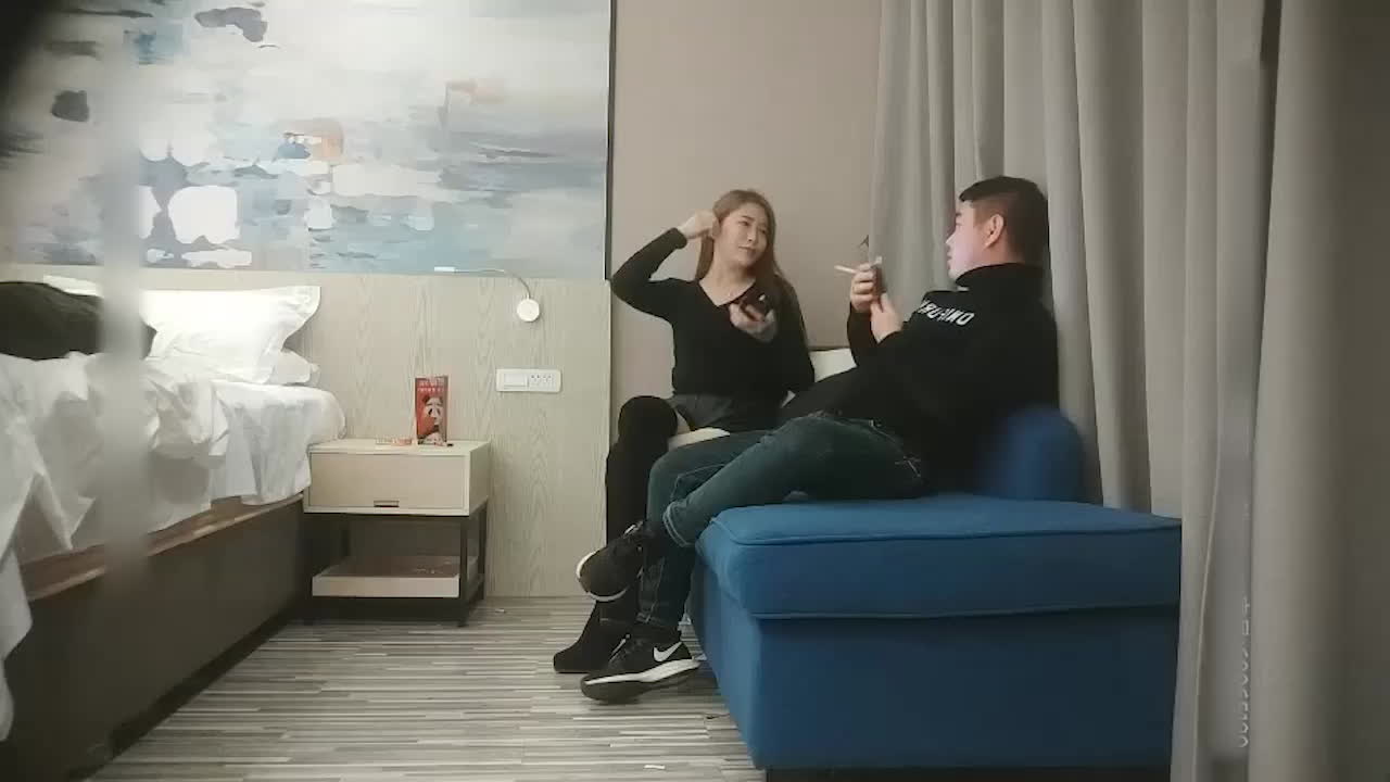 极品探花私会：黑丝妈妈桑的口交诱惑这个标题描述了一个约会场景，一位身材火辣的妈妈桑穿着黑丝长袜，展现修长美腿