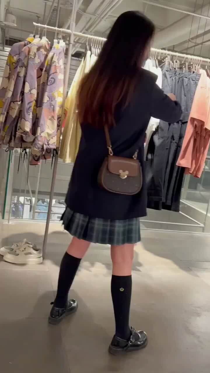 JK制服学生妹 闺蜜逛街被街射抄底 丁字裤内景无遮挡反差体检骚婊